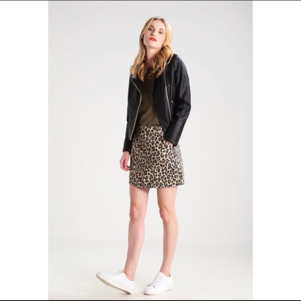 NWT Levi’s leopard mini skirt never worn  XL